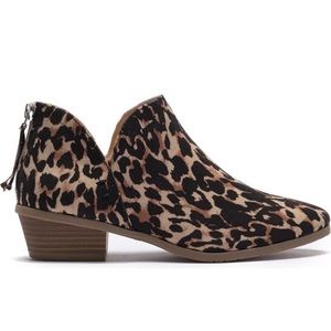 Kenneth Cole reaction Side Way leopard print ankle bootie